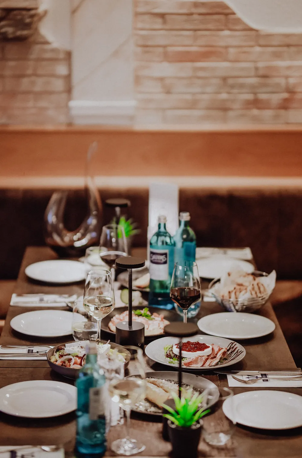 Gemeinsamer Tisch mit griechischen Vorspeisen und Wein