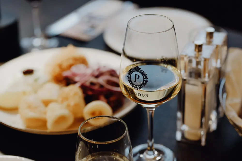 Griechische Spezialitäten und Wein im Restaurant Poseidon