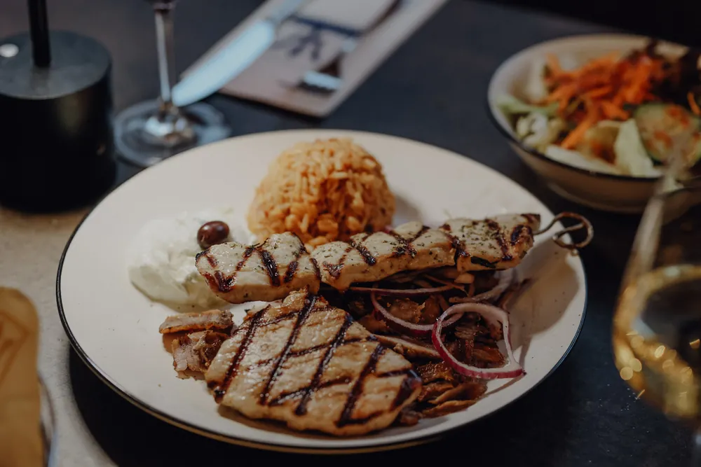 Grillteller mit Fleischspieß, Gyros und Reis